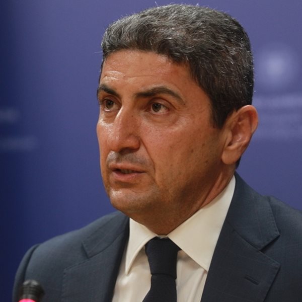 Η στιγμή που ο Λευτέρης Αυγενάκης χτυπά εργαζόμενο στο Ελ. Βενιζέλος