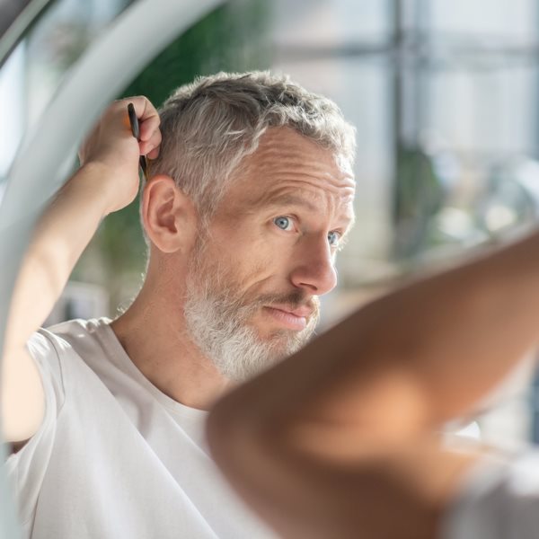 Τι πρέπει να κάνεις για να γκριζάρουν λιγότερο - ή καθόλου- τα μαλλιά σου