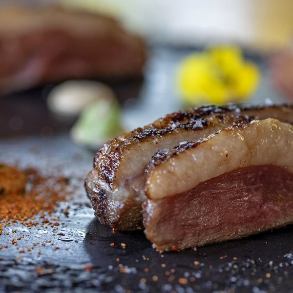 Η συνταγή του Σπύρου Μαυροειδή για στήθος πάπιας με sesame tofu​​​​​​​