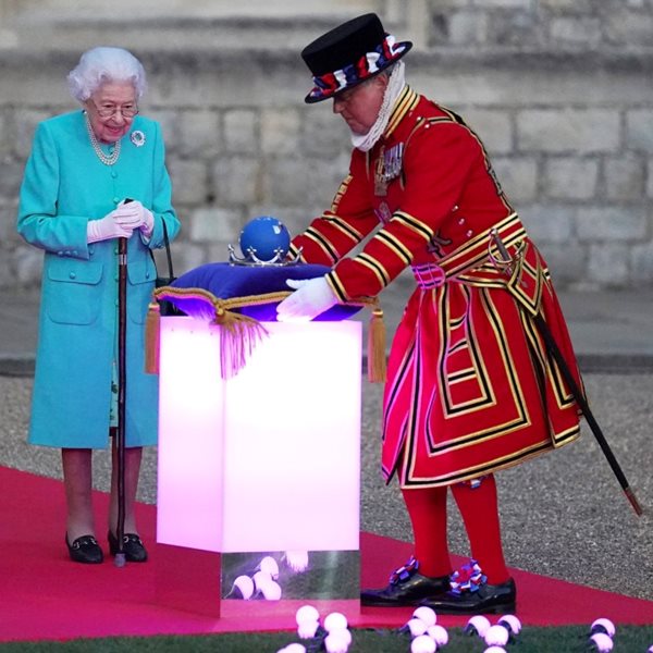 Καταργήστε τη μοναρχία: Το hashtag που έγινε trend στο Twitter