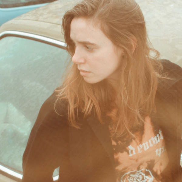Η Julien Baker και η αιώνια λιακάδα ενός μουσικού μυαλού