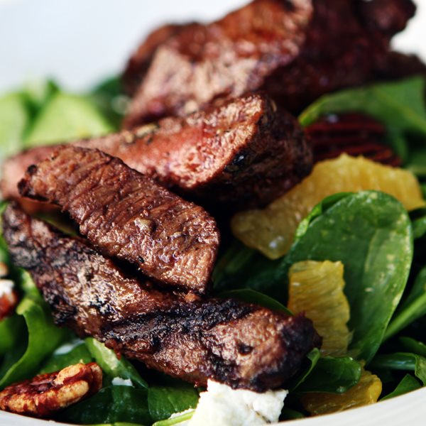 Σαλάτα με ζουμερή μοσχαρίσια μπριζόλα