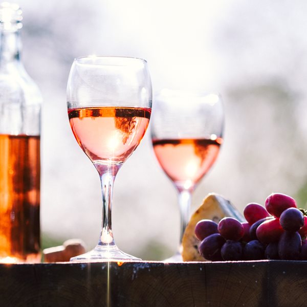 Καλωσορίζοντας το καλοκαίρι με θαυμάσια ροζέ κρασιά