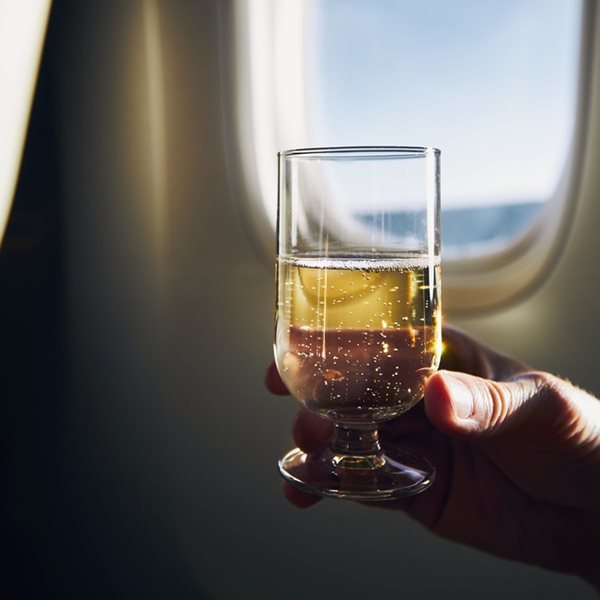 Γιατί δεν πρέπει να πίνεις αλκοόλ όταν πετάς με αεροπλάνο