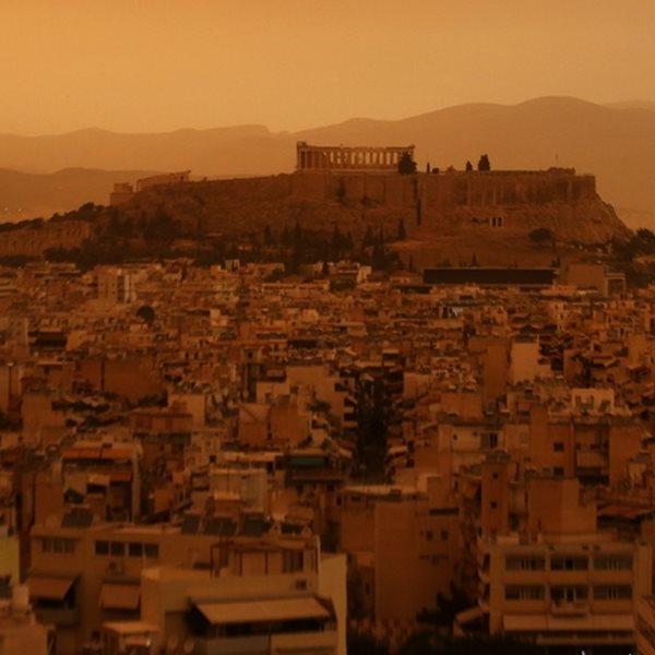 10 απόκοσμες φωτογραφίες από την πορτοκαλί Ελλάδα της σκόνης
