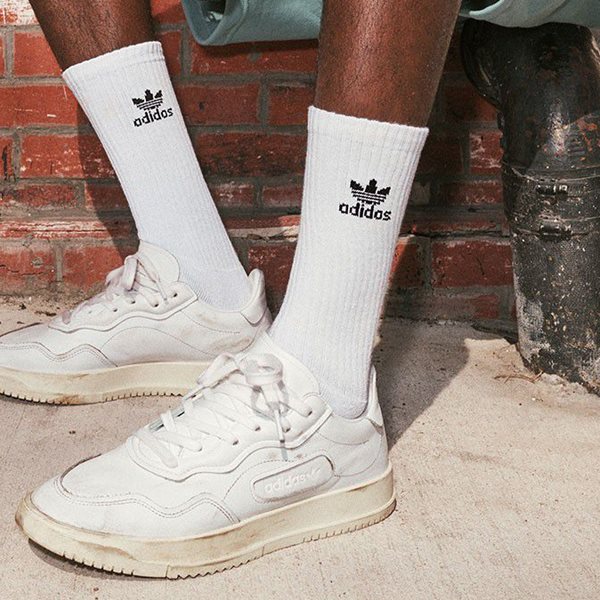 Η adidas λανσάρει 10 διαφορετικές εκδοχές λευκών sneakers