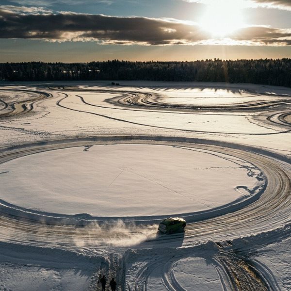 To Skoda Enyaq RS iV έσπασε ένα 'παγωμένο' ρεκόρ Guinness