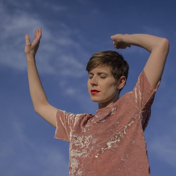 Η Ματίνα Θρουμουλοπούλου γυρίζει πίσω τον χρόνο με τις φουτουριστικές της γραμματοσειρές