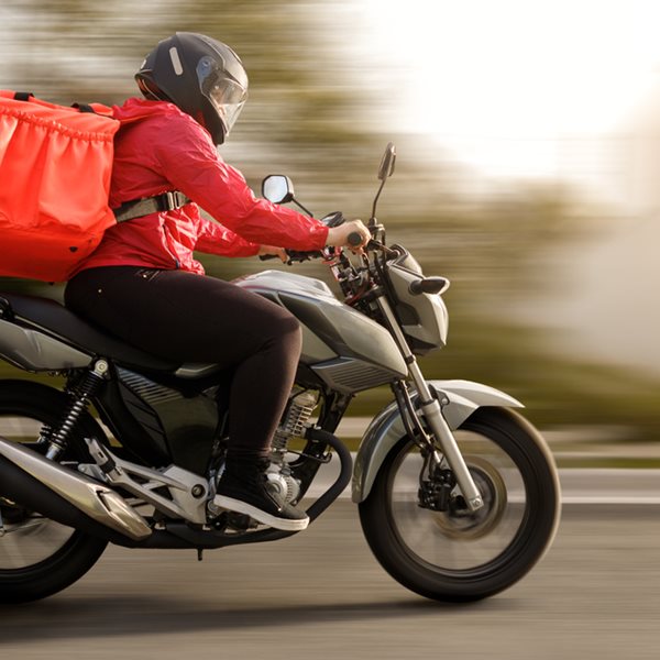 Ντελιβεράς, ο απροστάτευτος ήρωας της διπλανής πόρτας