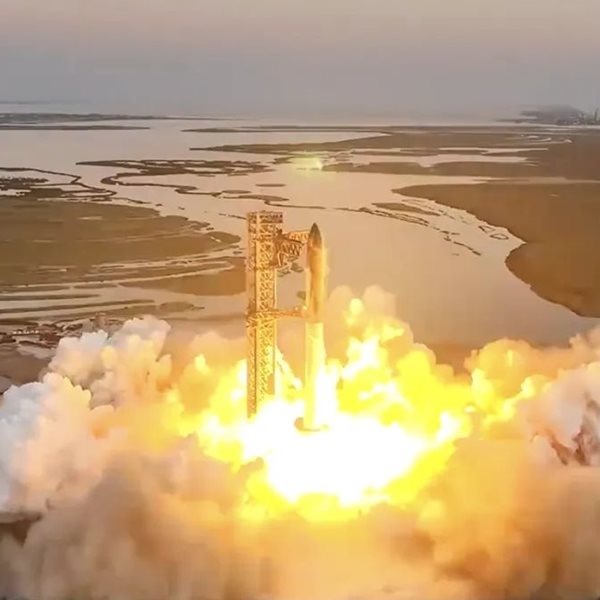 Η SpaceX πιάνει πύραυλο στον αέρα και η επιστημονική φαντασία έγινε πραγματικότητα