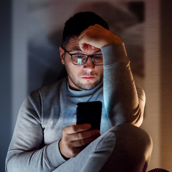 Αυτές οι συνήθειες δείχνουν ότι έχεις εθιστεί στο κινητό σου