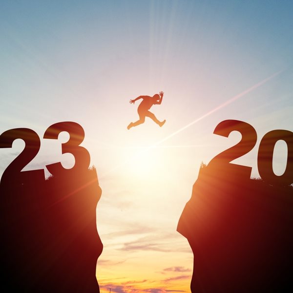 Ο πλανήτης αποχαιρετά ένα ταραχώδες 2023 και υποδέχεται ένα αβέβαιο 2024