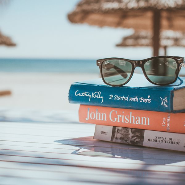 Βιβλία για την παραλία φέτος το καλοκαίρι
