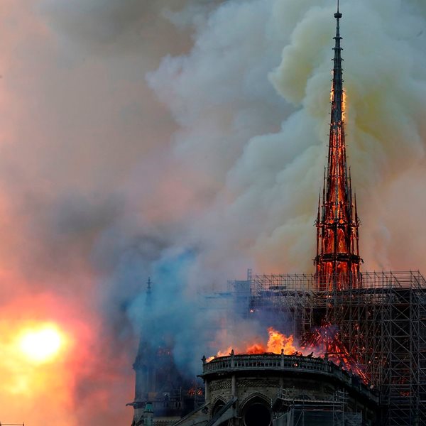 Φωτογραφίες από την καταστροφή της Παναγίας των Παρισίων