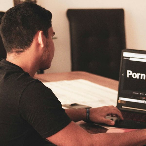 Γιατί ο Καναδάς θέλει να απαγορεύσει το Pornhub στις ΗΠΑ