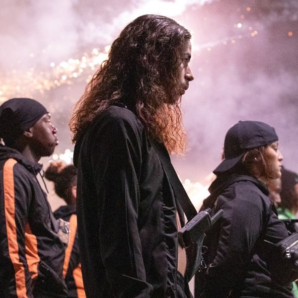 Η Athena του Romain Gavras είναι η άλλη όψη του Emily in Paris