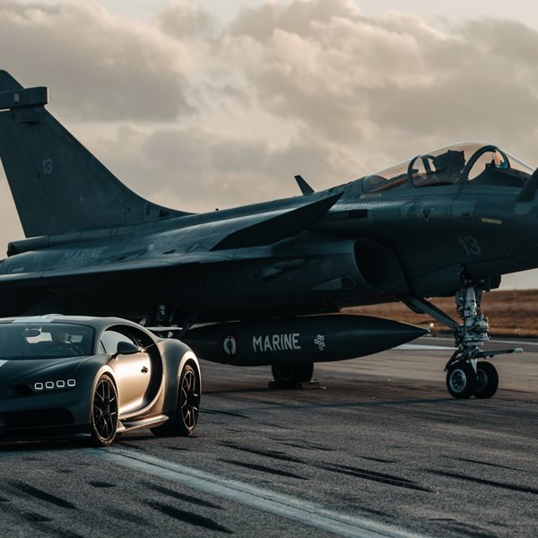 Bugatti Chiron εναντίον μαχητικού τζετ