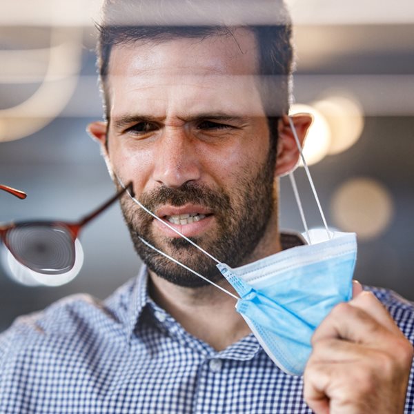 Μικρότερος ο κίνδυνος Covid-19 για όσους φορούν γυαλιά