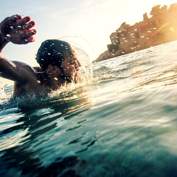 Πώς θα κάψεις λίπος και θα χτίσεις μύες μέσα στο νερό