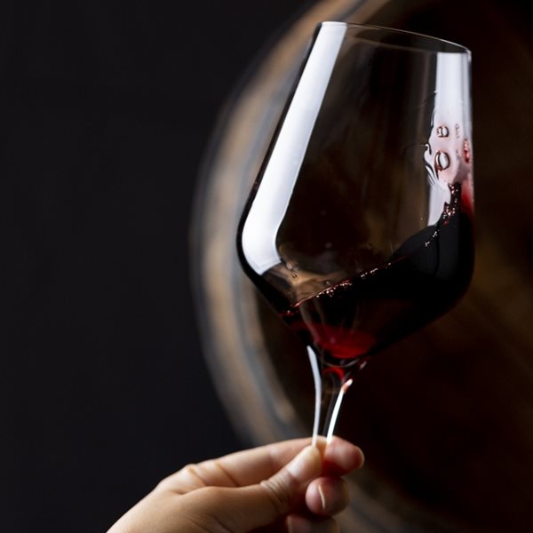 4 τρόποι για να εντυπωσιάσεις τους φίλους σου με κρασί