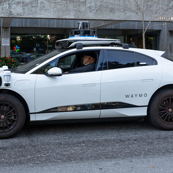 Μόλις είδαμε την καλύτερη διαφήμιση για τα robotaxi