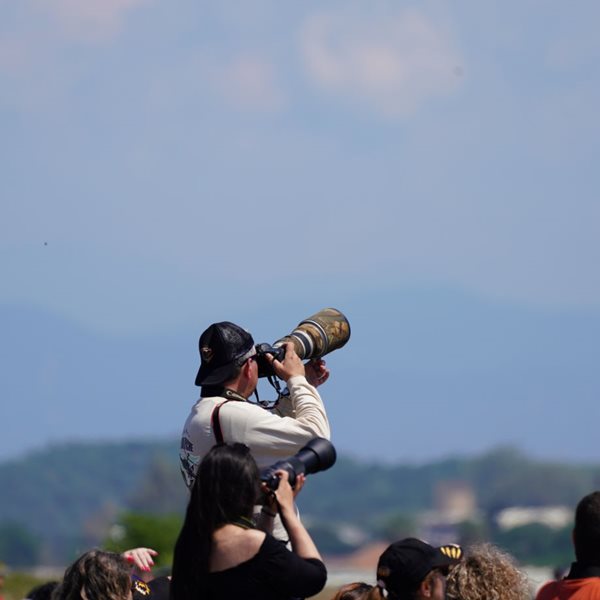 Φωτογραφίζοντας αεροπλάνα και ελικόπτερα: H ξεχωριστή παγκόσμια κοινότητα των Airplane Spotters