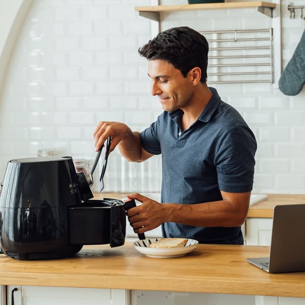 Το air fryer μαγειρεύει πιο υγιεινά ή κατάπιαμε αμάσητο ένα ακόμη trend;