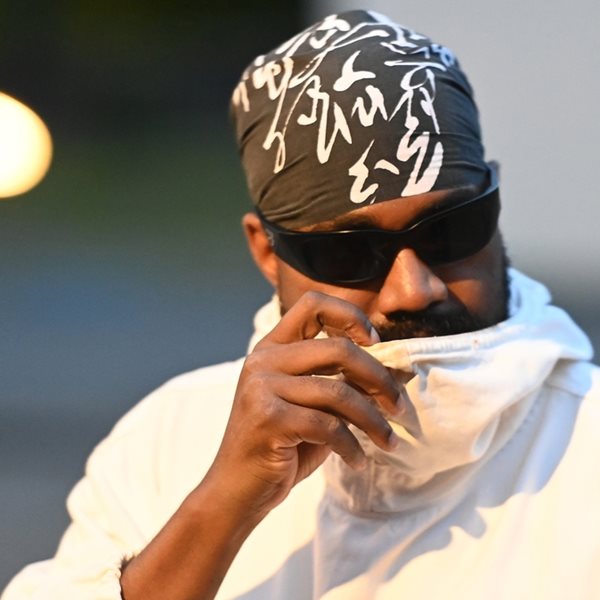 Ο Kanye West πουλάει πλέον μπλουζάκια με σβάστικες σαν να μην τρέχει τίποτα