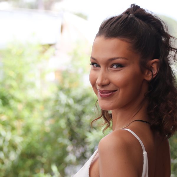 Το αποκαλυπτικό ολόσωμο μαγιό της Bella Hadid