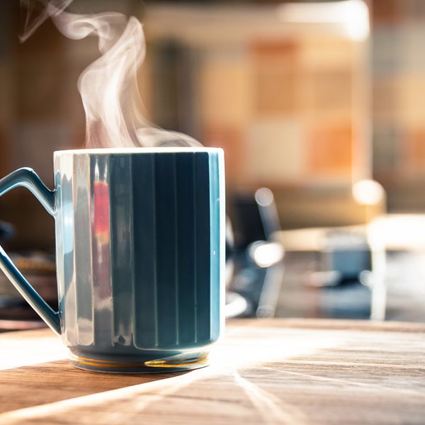 Μπορεί ο ζεστός καφές να καταπολεμήσει τον καύσωνα;