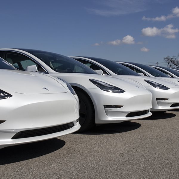 Ποιοι είναι οι πιστοί πελάτες της Tesla