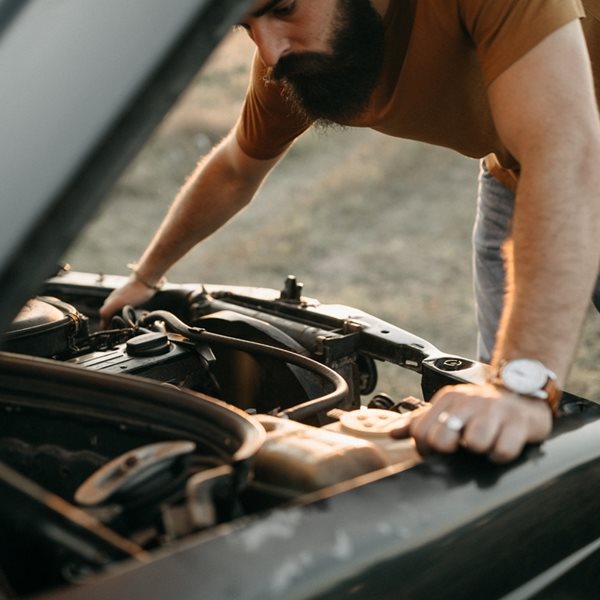 Γιατί 'μένουν' τα αυτοκίνητα στην Ελλάδα