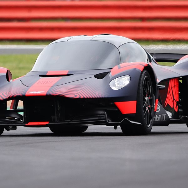 Η Aston Martin Valkyrie βγήκε επιτέλους στην πίστα