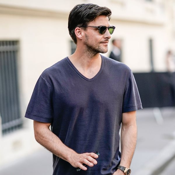 Η επιστροφή του V-neck στο αντρικό στυλ