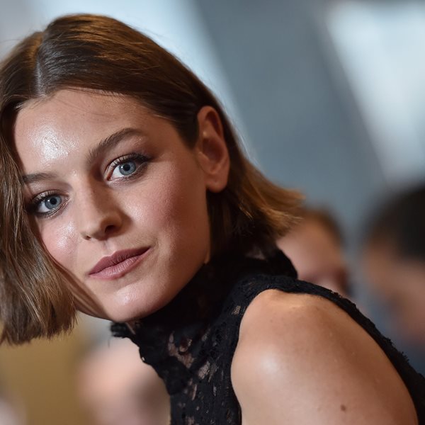 Η Emma Corrin, η Diana του 'The Crown' εξηγεί γιατί η πριγκίπισσα ταυτίζεται με την ΛΟΑΤ+ κοινότητα