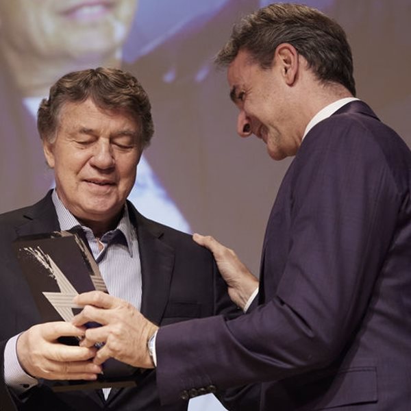 Ο Κυριάκος Μητσοτάκης βράβευσε τον Ότο Ρεχάγκελ