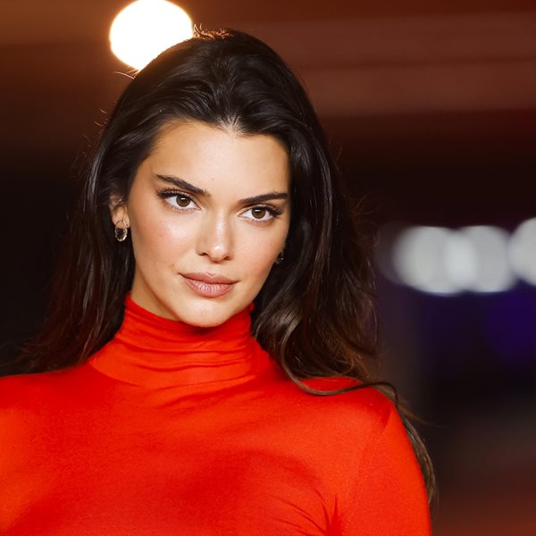 Οι διάσημοι που έκαναν σχέση με τα αδέρφια των κολλητών του