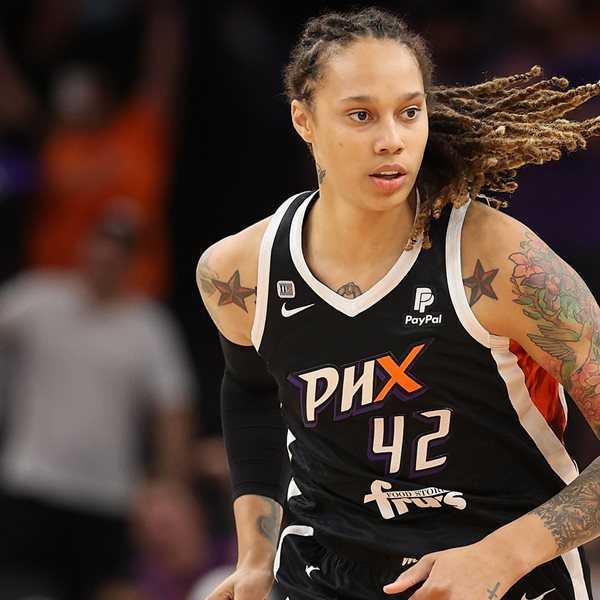 Η μπασκετμπολίστρια Brittney Griner κρατείται σε ρωσική φυλακή. Αλλά γιατί;
