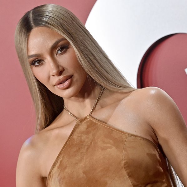 Στη λέξη 'καύσωνας' ταιριάζει τέλεια η Kim Kardashian με animal print μαγιό