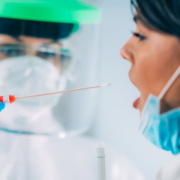 Γιατί αυξάνονται τα κρούσματα κορονοϊού στους νέους