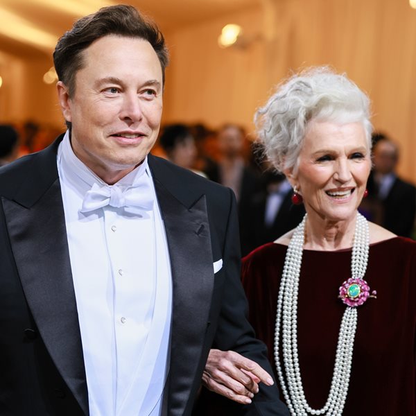 Σε άλλα νέα, η μαμά του Elon Musk έχει κάτι να πει για το γιο της