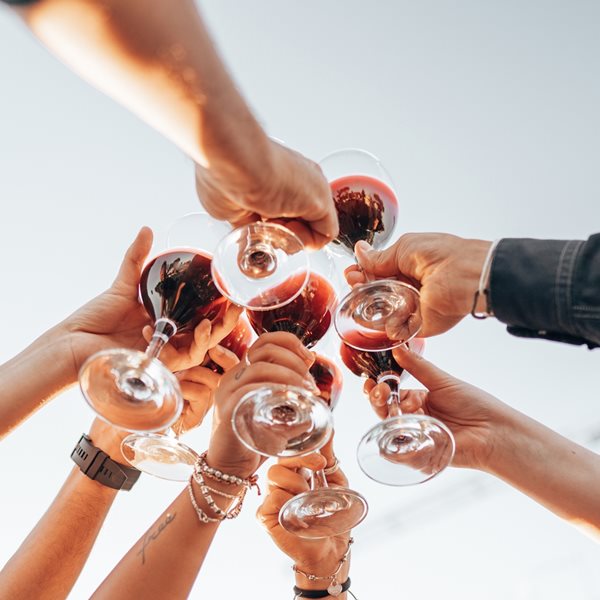 Αποχαιρετάμε το brunch και καλωσορίζουμε το drunch που κάνει θραύση