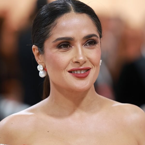 Salma Hayek με μπλε μπικίνι για να πάει καλά η Τρίτη μας