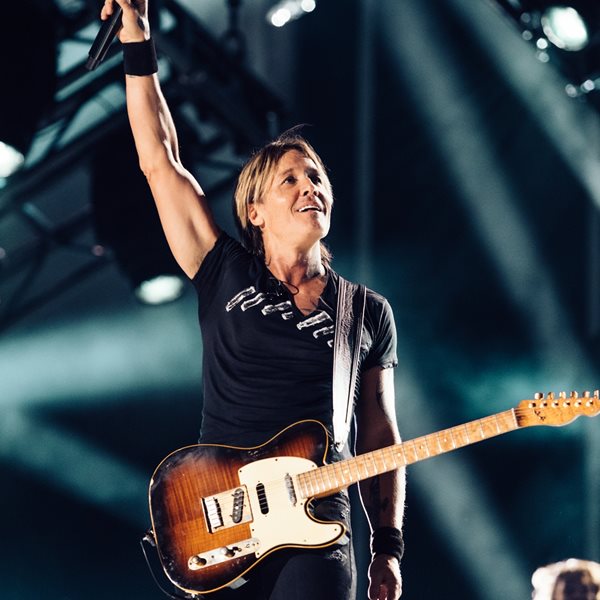 Φαντάσου να ταξιδεύεις και να δεις τον Keith Urban να τραγουδά στο αεροδρόμιο