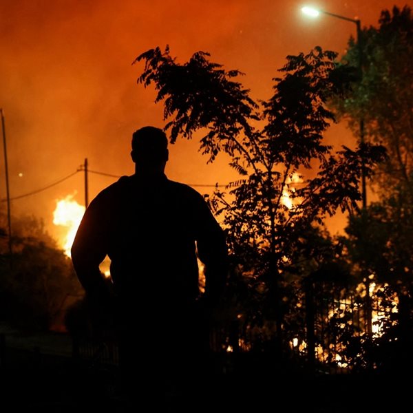 10+1 συγκλονιστικές φωτoγραφίες του Reuters από τις πυρκαγιές στην Αττική