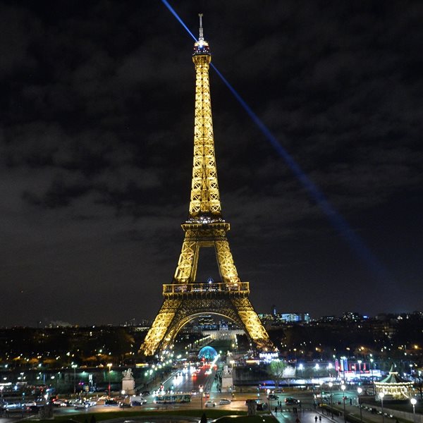 Γιατί στήνονται αντίσκηνα στο κέντρο του Παρισιού;