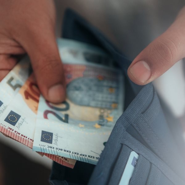 Τα επαγγέλματα που επιμένουν στα μετρητά