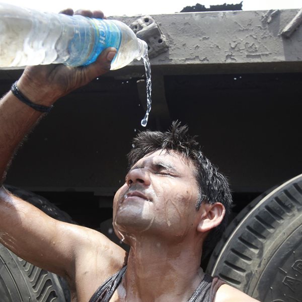 Μετά τον κορονοϊό, τον κυκλώνα και τις ακρίδες, καύσωνας σαρώνει την Ινδία