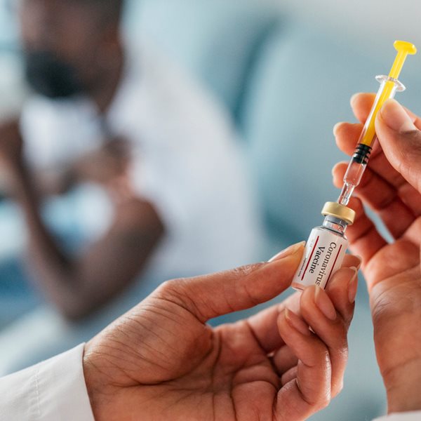 Αναγκαία η 3η δόση εμβολίου για τη μετάλλαξη Όμικρον