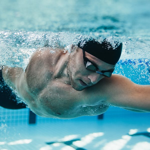 Πώς θα κάψεις το λίπος με την κολύμβηση HIIT